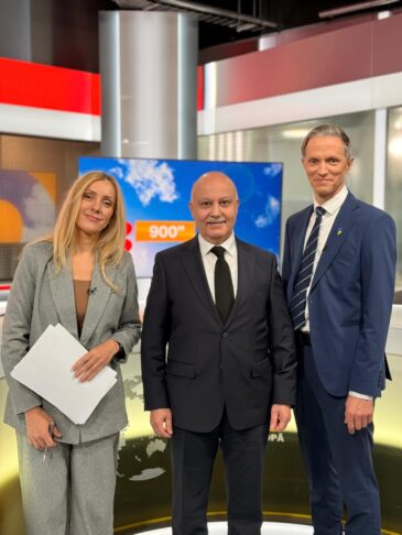 D.Tauriņš sniedz interviju TV3