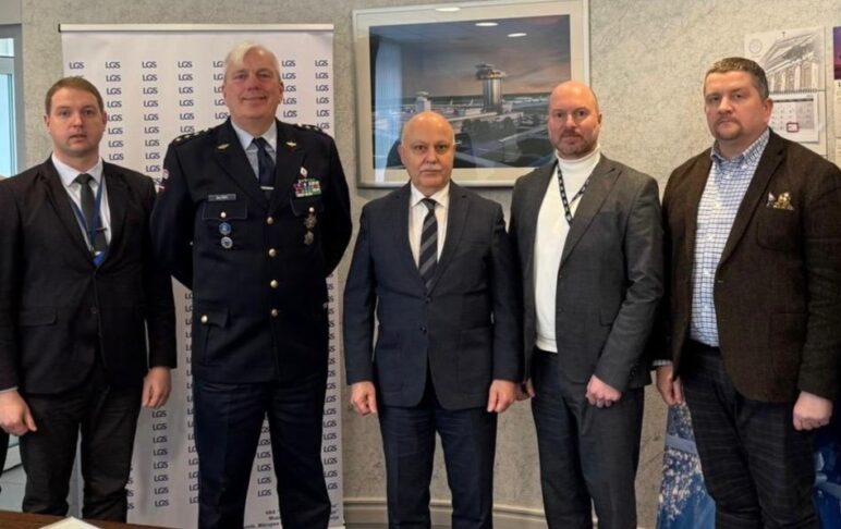 LGS apbalvo Militārās aviācijas administrācijas priekšnieku Armandu Saltupu un saņem MAA Goda rakstu