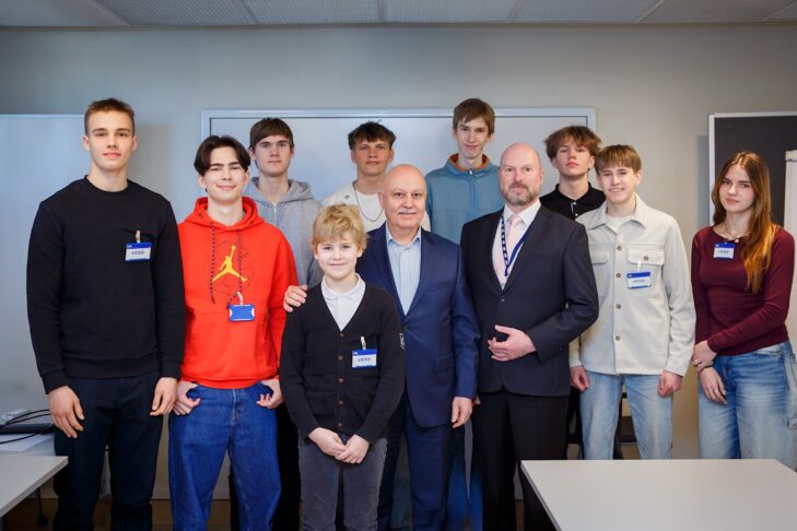 Trīs desmiti jauniešu apmeklē LGS Ēnu dienā